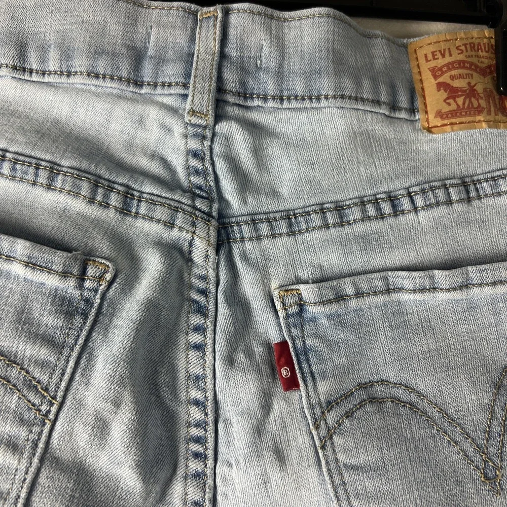 Levi's Womens Classic Shorts Size W28 Mid Rise Denim Red Tag Light Blue‎ D22